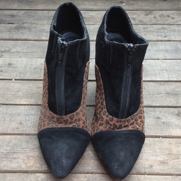 Newport News leopard print/black booties - Picture 3 of 6